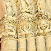 Chapiteaux sculptés du côté droit du portail
