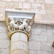 Dans la nef chapiteau roman avec des lions 