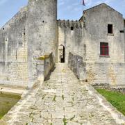 Entrée du château-fort de St Jean d'Angle bâti vers 1180