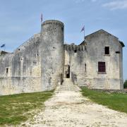 Entrée du château-fort de St Jean d'Angle construit vers 1180