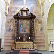 L'autel du choeur en bois sculpté est encadré de belles fresques 