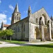 L'église St Pierre d'Aulnay est classée au patrimoine mondial de l'UNESCO