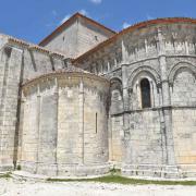 L'eglise côté sud-Est. Une absidiole et l'abside (Chevet)