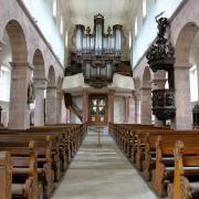 La nef à trois vaisseaux et la tribune d'orgues vues depuis le choeur