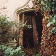 La porte d'entrée du logis seigneurial avant sa restauration...