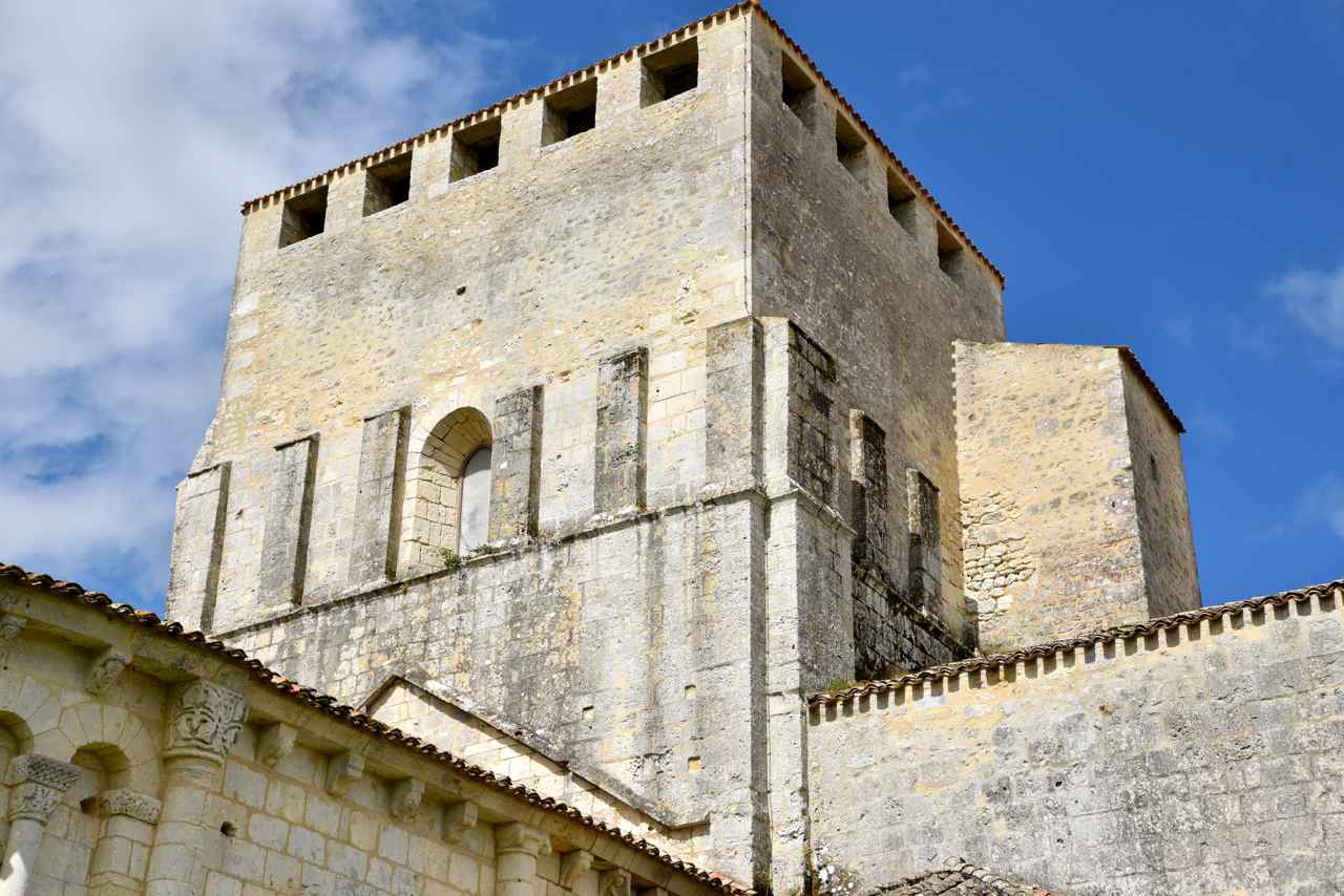 Le clocher-donjon a été en partie abbatu pendant la guerre de Cent Ans