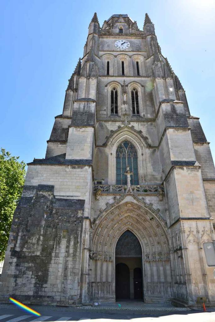 CPM DÉP17/saintes vue générale et le clocher de l'église st Pierre 