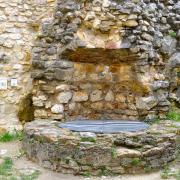 Le puits de la cour intérieure consrtruit en 1545 est profond d'environ 56 m