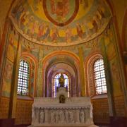 Les fresques du choeur et des absides du XII° siècle furent découvertes vers 1850