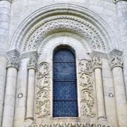 Modillons,sculptures et vitrail de l'abside