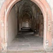 Porte à arc brisé. Reste d'un cloître gothique daté de 1517 
