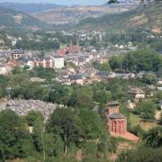 Vue sur Espalion en Aveyron et l'église romane de Perse