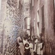 La rue du Carouge vers 1920 et...