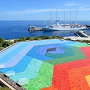 Le voilier Wind Surf,à Monaco, vu depuis le toit de l'auditorium, oeuvre de Vasarely