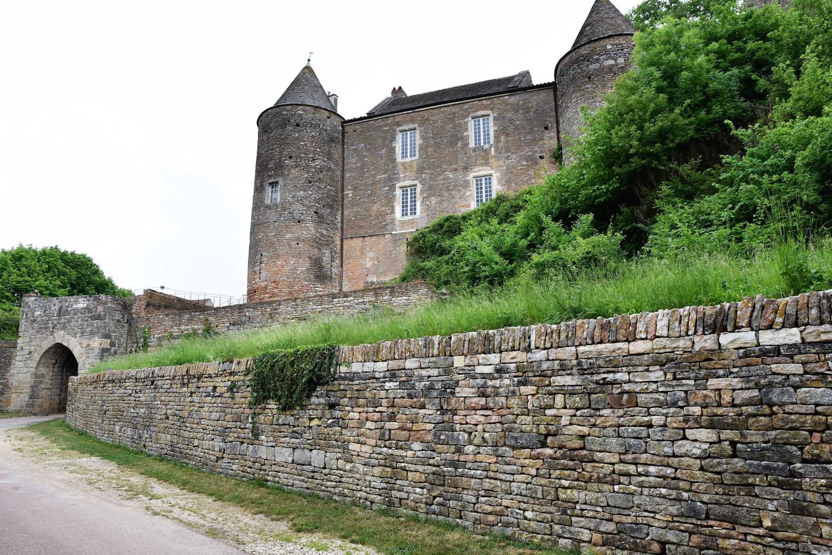 L'enceinte et la porte d'accès au bourg médiéval datant du XIII° siècle et...