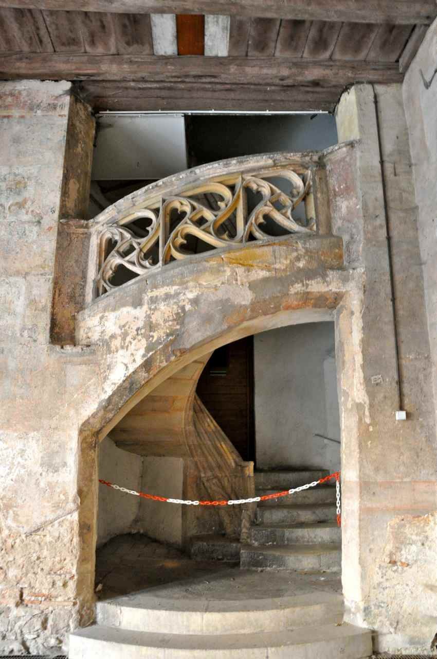 Escalier de type Renaissance, à gauche une fresque de la fin du XVème, avant restauration
