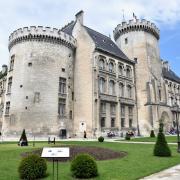 ...l'ancien château des ducs d'Angoulême et n'a conservé que deux tours...