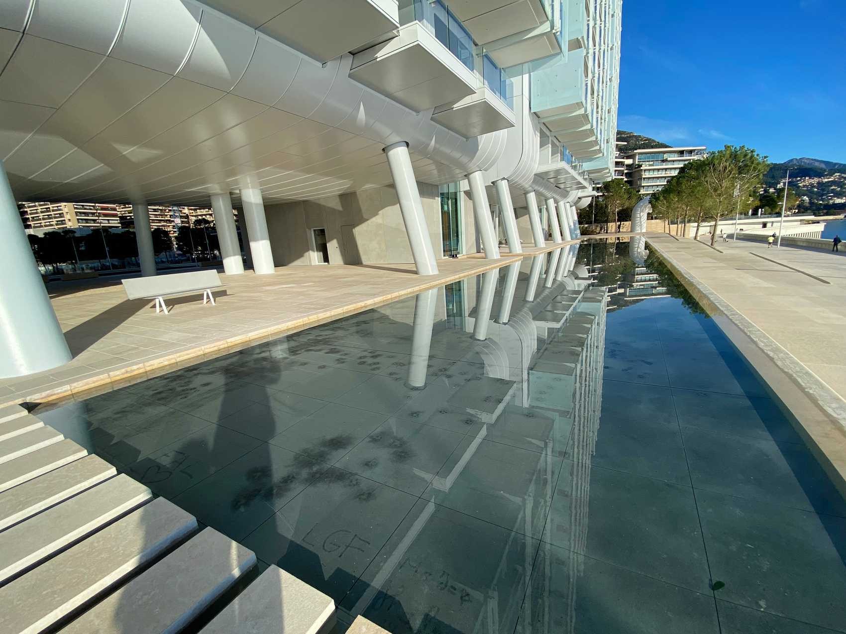 La légèreté du bâtiment se reflète dans le miroir d eau