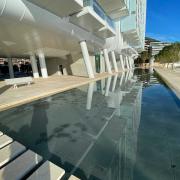 La légèreté du bâtiment se reflète dans le miroir d'eau