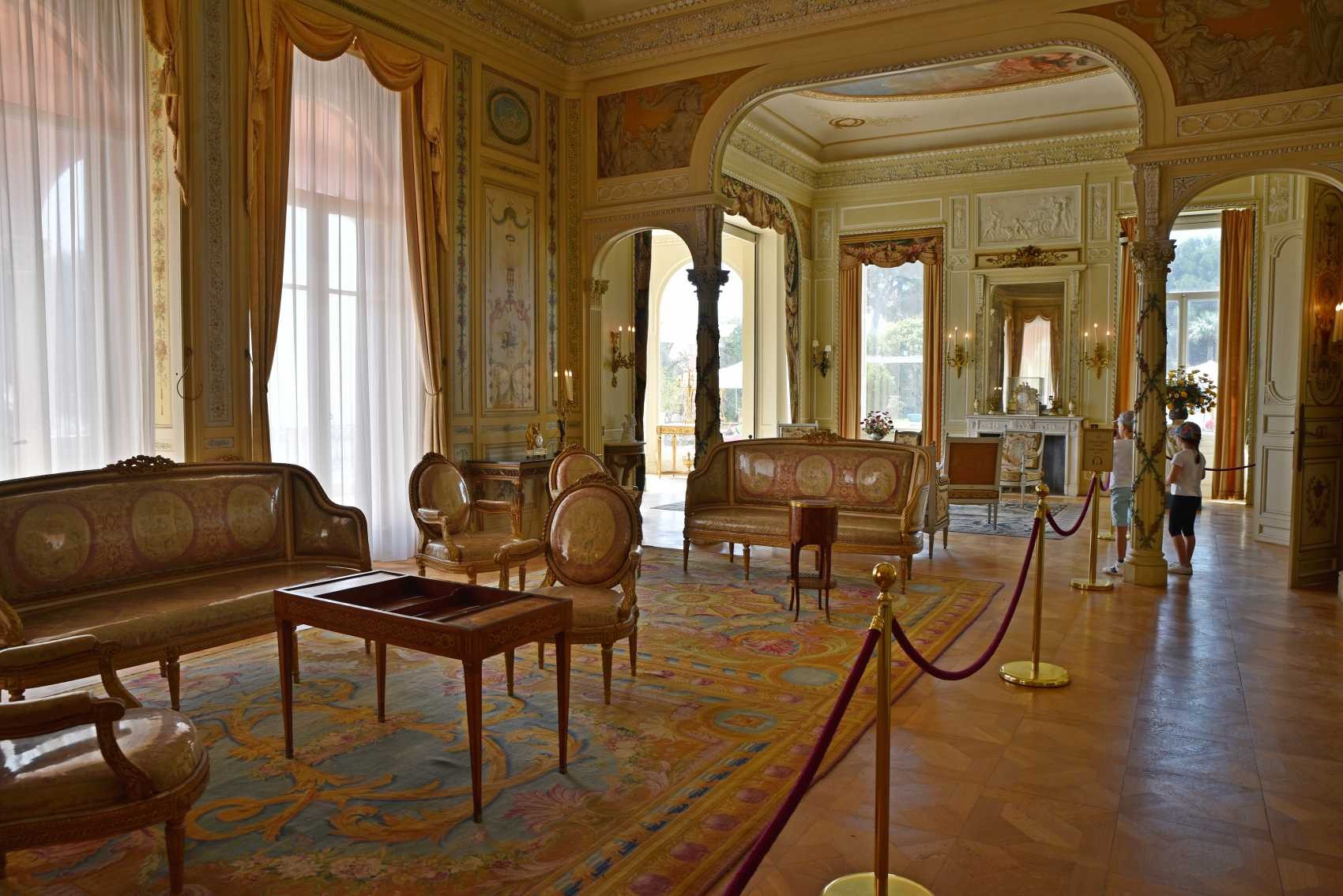 Le grand salon, le plus somptueux de la villa donne sur la baie de Baulieu sur Mer