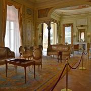 Le grand salon, le plus somptueux de la villa donne sur la baie de Baulieu sur Mer