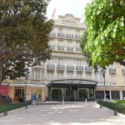 L'hôtel l'Hermitage vu depuis l'allée piétonne