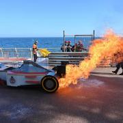 La F1 brûle dangereusement, les drapeaux jaunes préviennent les pilotes du danger