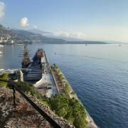 Le Götherborg III est amarré au quai Rainier III. Au fond, on aperçoit l'Italie