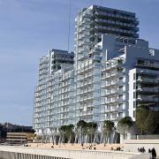 Ces formes sculpturales suggèrent une connexion entre le ciel la terre et la mer