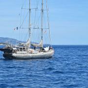 Par manque de vent Tara quitte la baie de Monaco propulsée par les moteurs