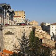 Les remparts de la ville et les Halles qui occupent...