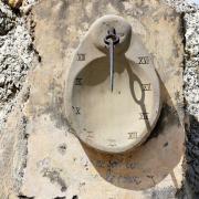 Le cadran solaire qu jouxte la chapelle bleue