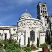 La cathédrale romane saint Pierre bâtie entre 1110 et 1140