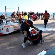 Le pilote est évacué très rapidement de la piste....