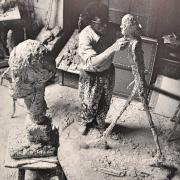 Alberto Giacometti travaillant dans son atelier à l'Homme qui marche
