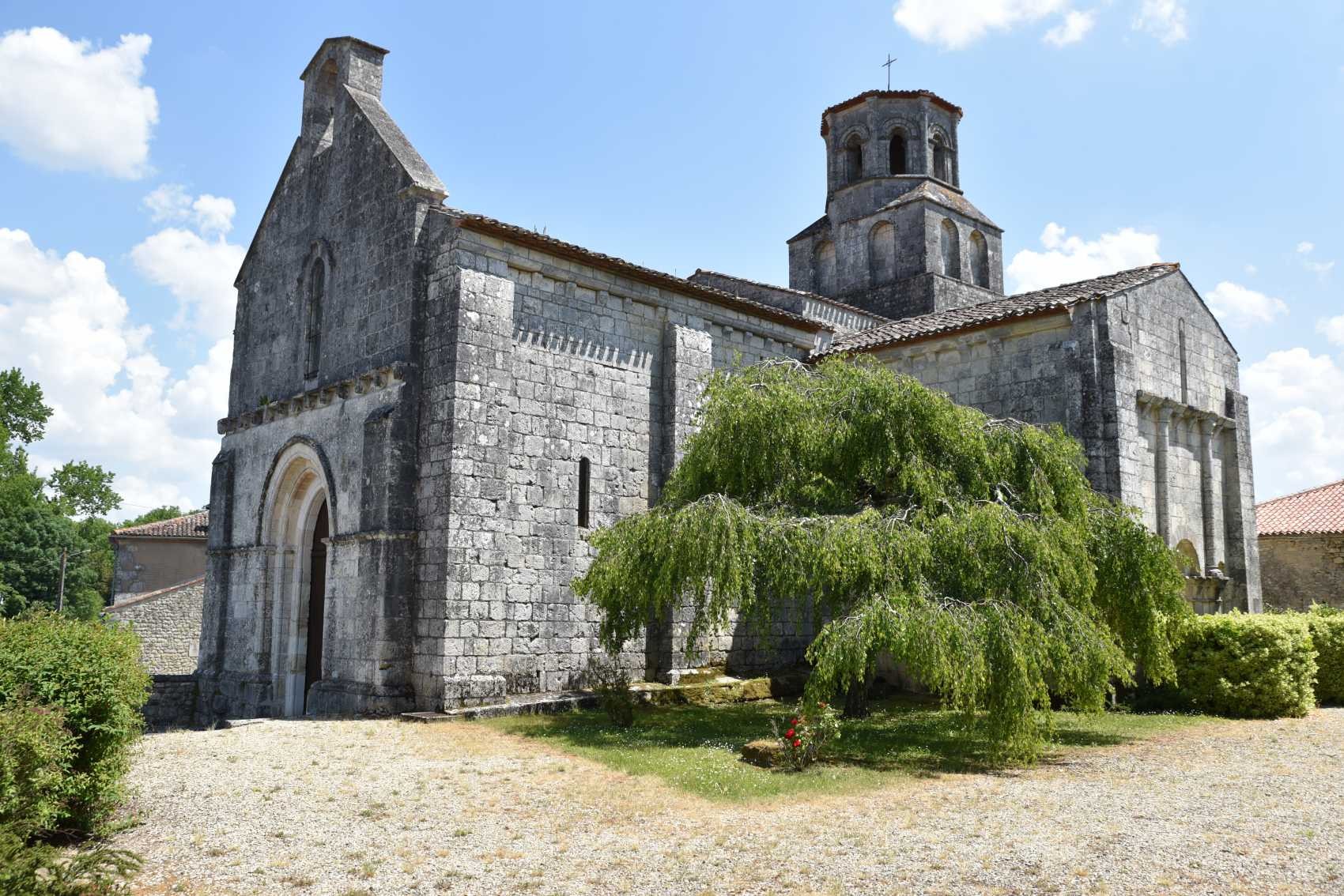 L'église romane saint Pierre bâtie sur une ancienne villa gallo-romaine
