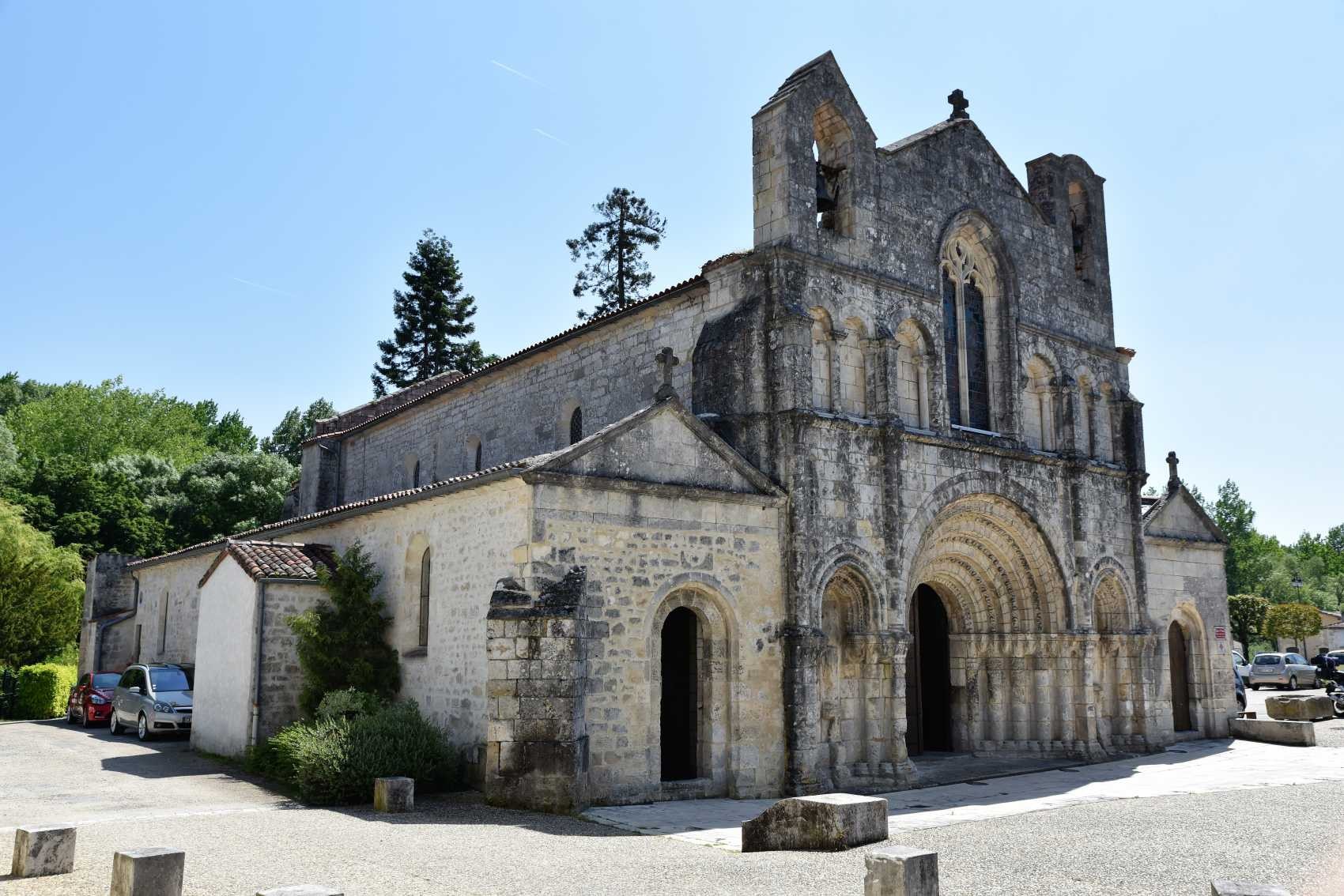 L'église romane saint Vivien de Pons fut construite au xiie siècle
