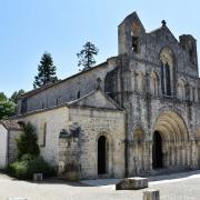 L'église romane saint Vivien de Pons fut construite au xiie siècle