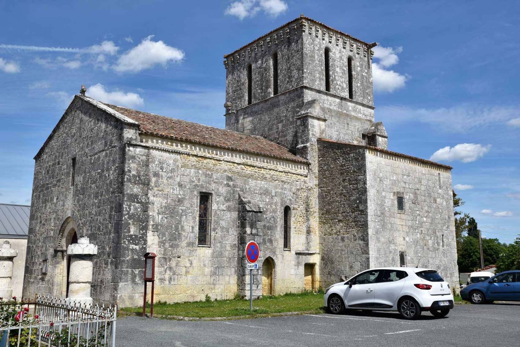 L'église saint Pierre est une église de style roman saintongeais