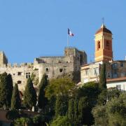 La forteresse ou dit château Grimaldi qui enserrait le village dans son enceinte...