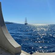 Le Star Clipper, quatre mâts goëlette, entre dans la baie...