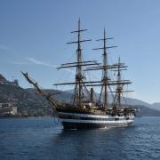 Le voilier Amerigo Vespucci approche Monaco et va s'amarrer...