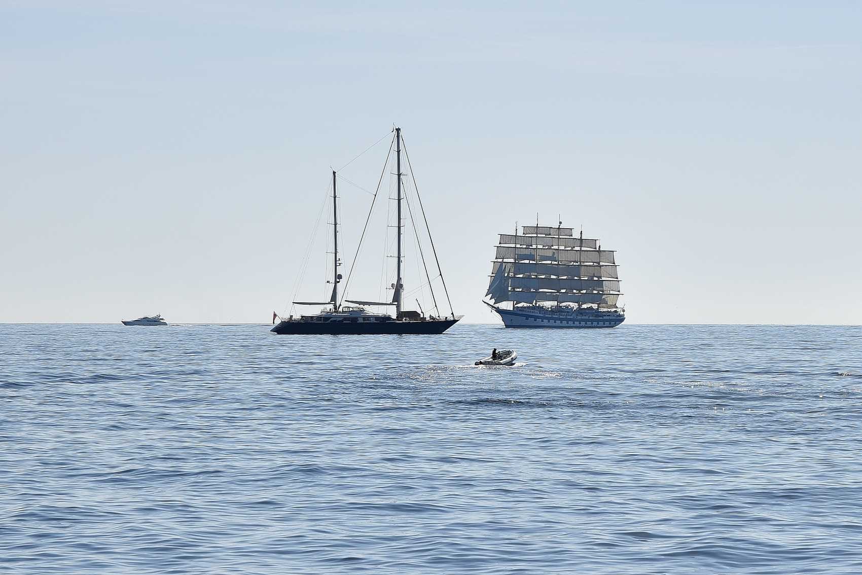 Le voilier de croisière Star Clipper approche de Monaco