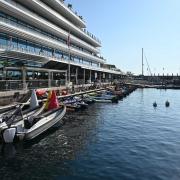 Les hors-bord électriques Racebirds amarrés devant le Yacht Club de Monaco