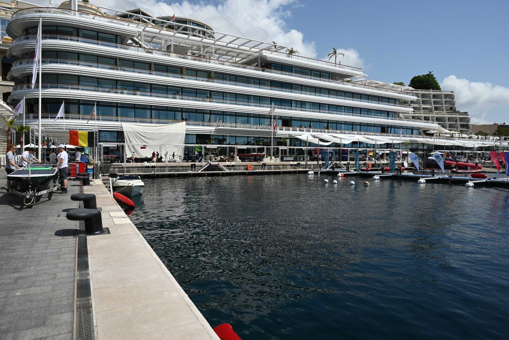 Les paddocks de bateaux électriques devant le prestigieux Yacht Club de Monaco