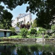 Pons sur son promontoire rocheux domine la vallée de la Seugne