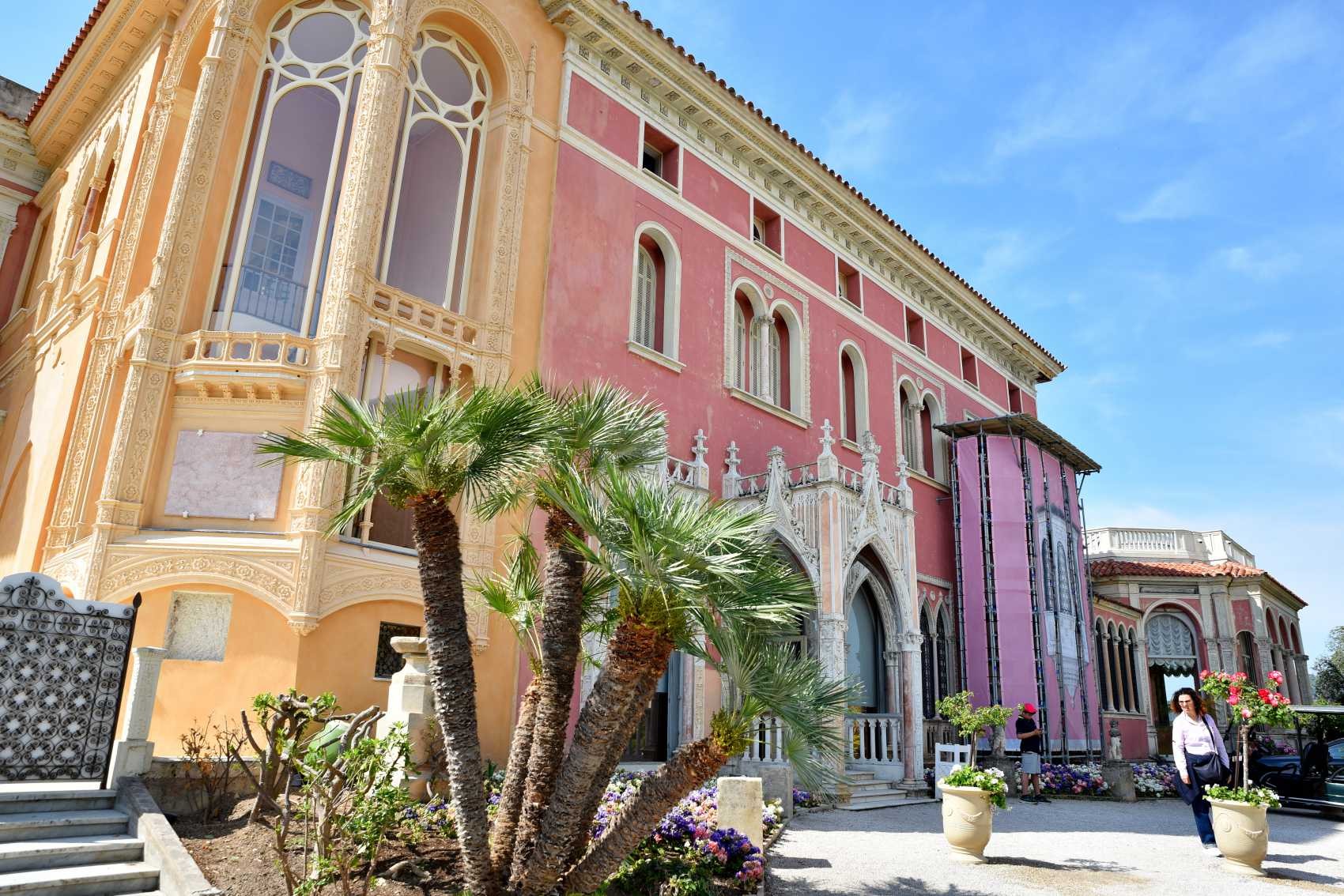 La façade nord évoque les palais italiens avec son porche d'entrée de style gothique