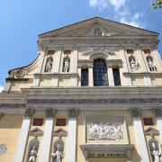 Saint Pierre dans la niche du fronton triangulaire domine tous les autres saints