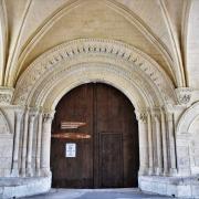 Le portail roman de la salle des pèlerins encadré par des enfeus...