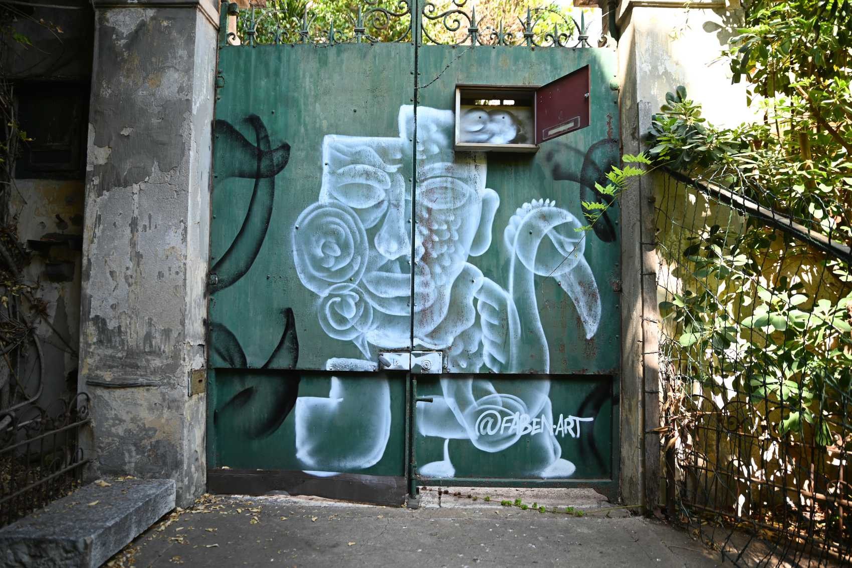 Portail décoré par le graffeur Faben